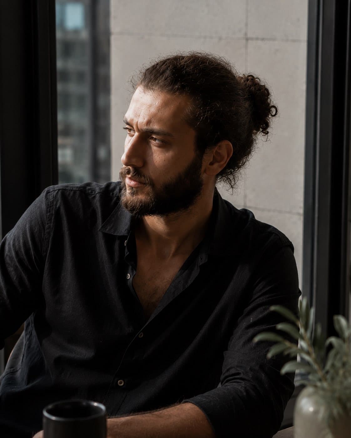 Burak Ünlüer, çalışma ortamında portre